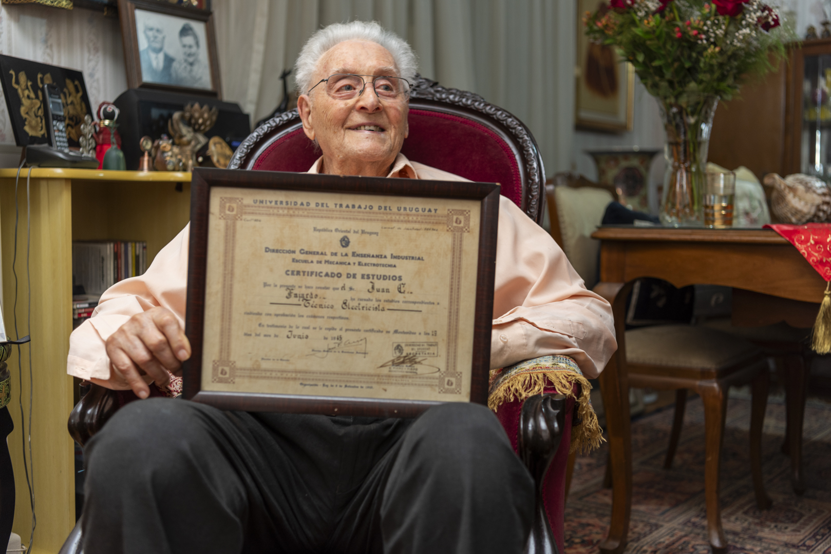 Con 80 años de egresado en UTU, Juan Fajardo donó su diploma