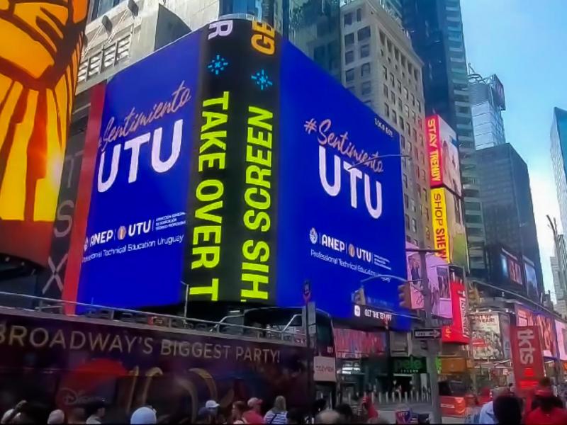 UTU en la Pantalla del Time Square, en Nueva York