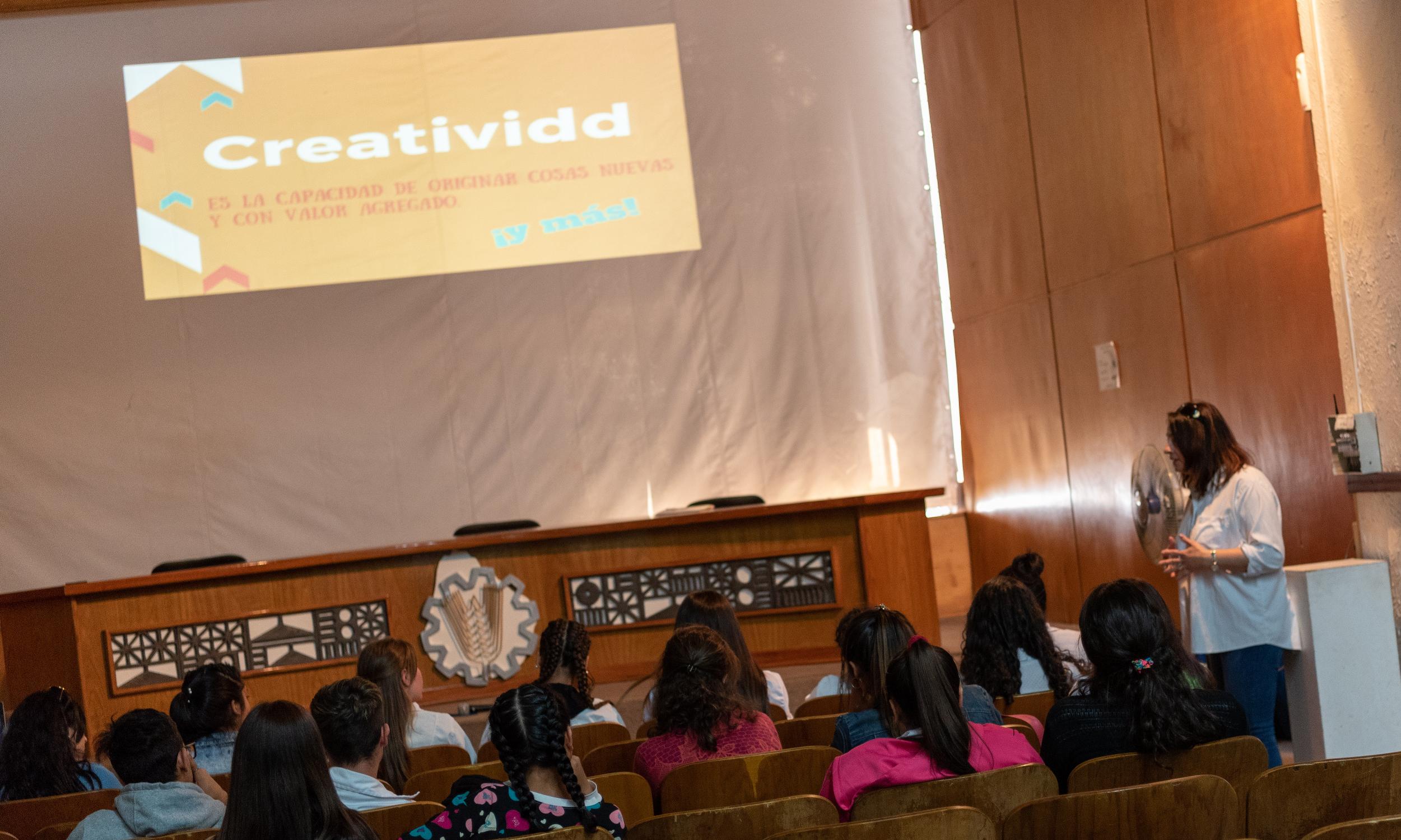 Presentación de la propuesta educativa de UTU en el Salón de Actos del edificio central
