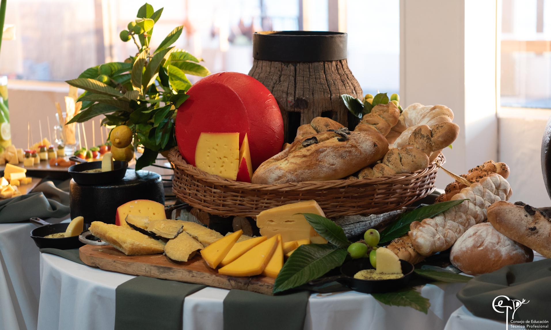 Mesa de quesos de la Escuela Superior de Lechería