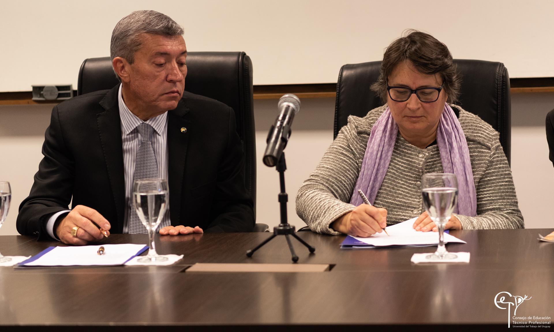 Directora General CETP-UTU firmando convenio junto al Presidente de CUTCSA