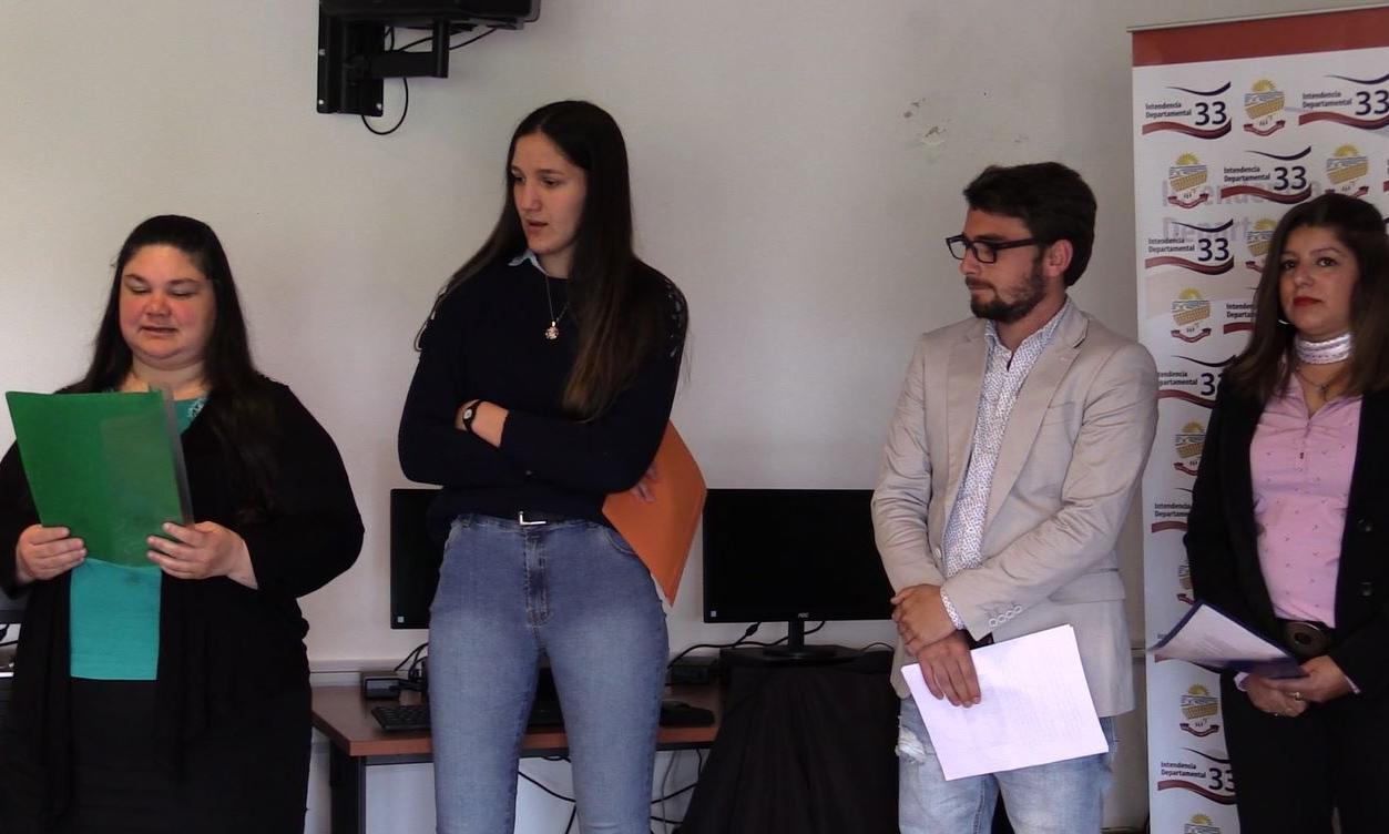 Alumnos de la Escuela Técnica Treinta y Tres presentando relatoría