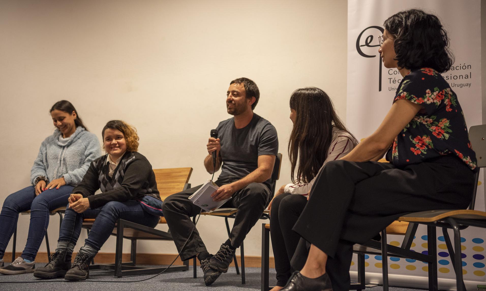 Presencia de alumnas y docente durante el abordaje de temáticas de género