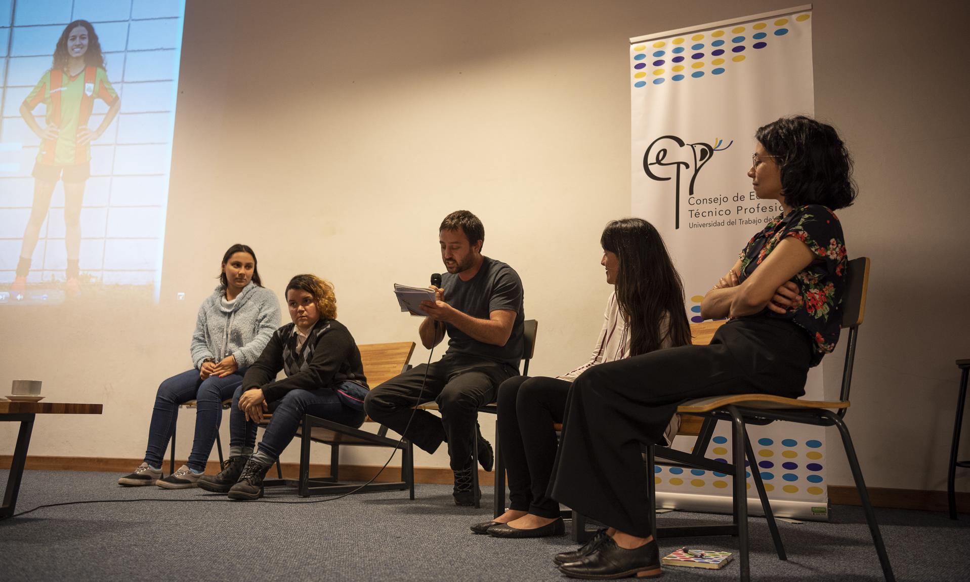 Presencia de alumnas y docente durante el abordaje de temáticas de género