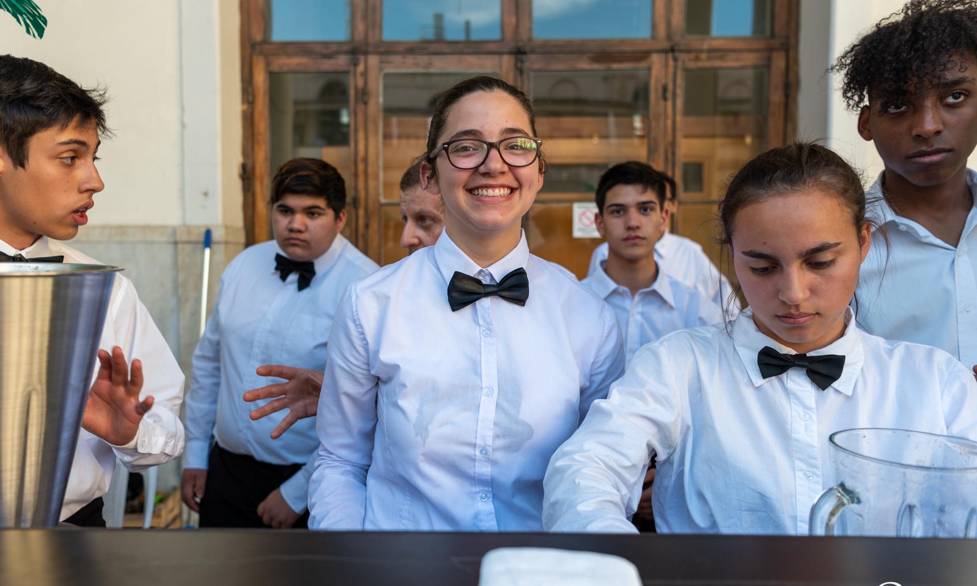Alumnos de gastronomía preparando licuados 