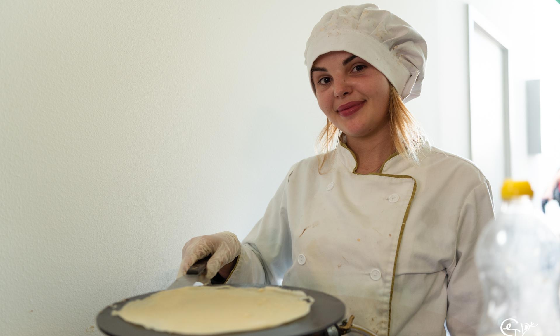 Alumna de gastronomía realizando panqueques