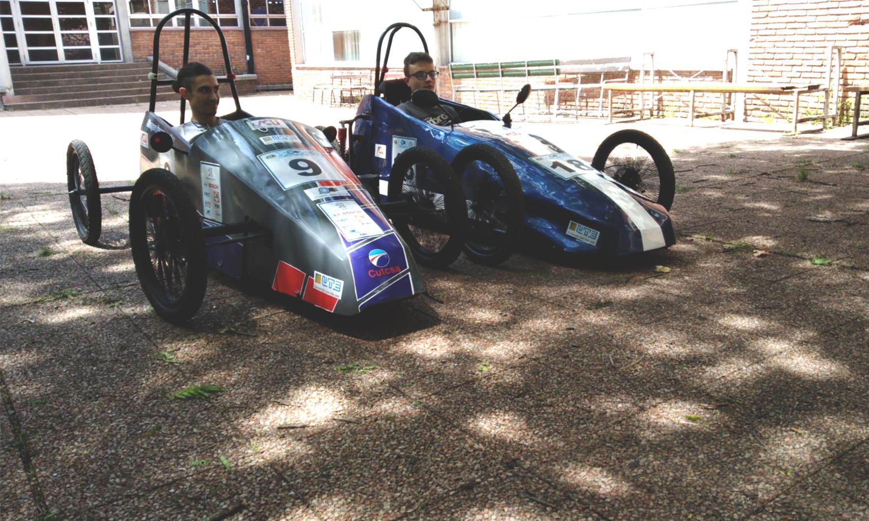Dos coches eléctricos en exhibición