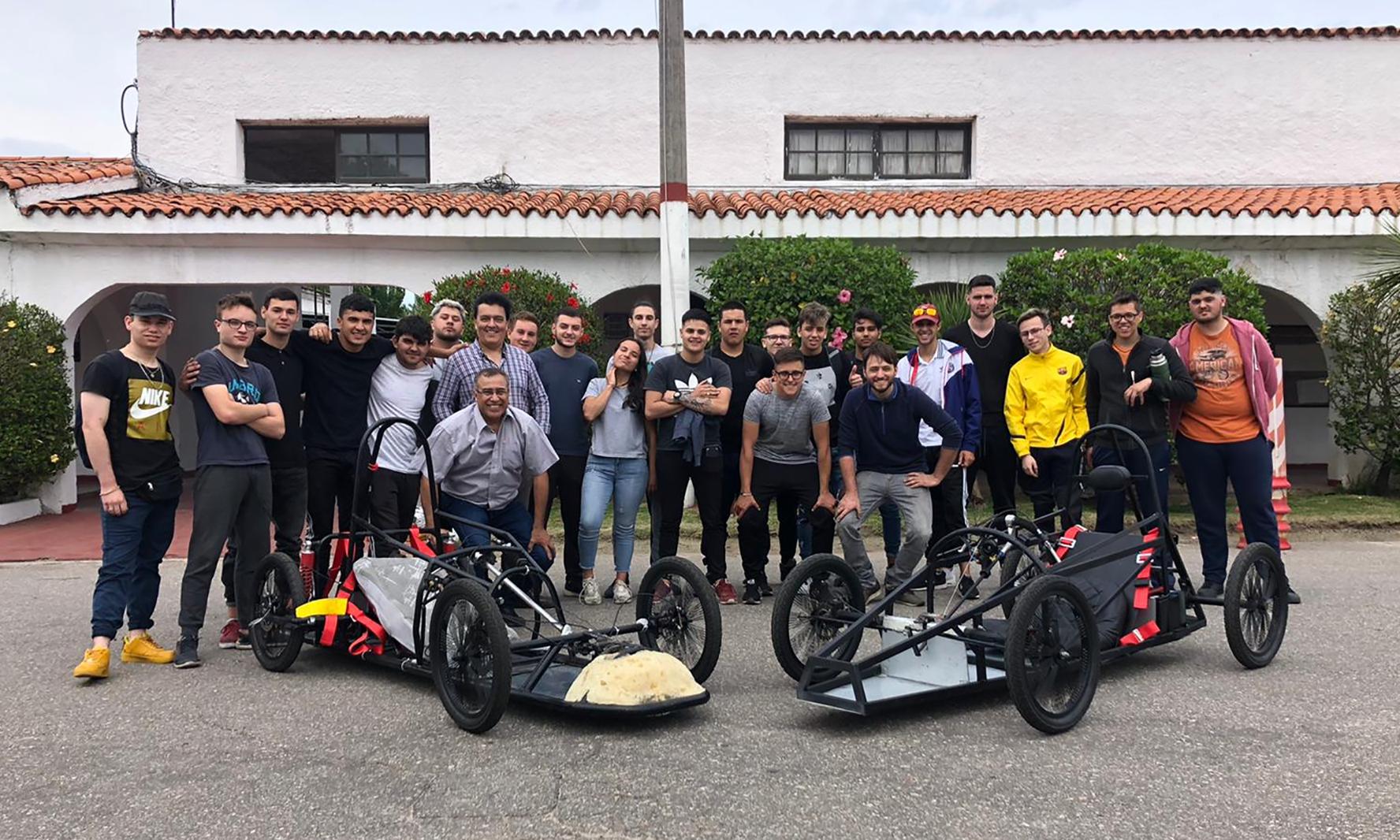Equipo y dos coches electricos