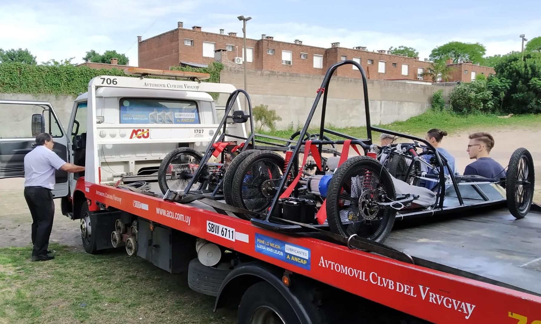 Dos coches listos para ser transportados por ACU