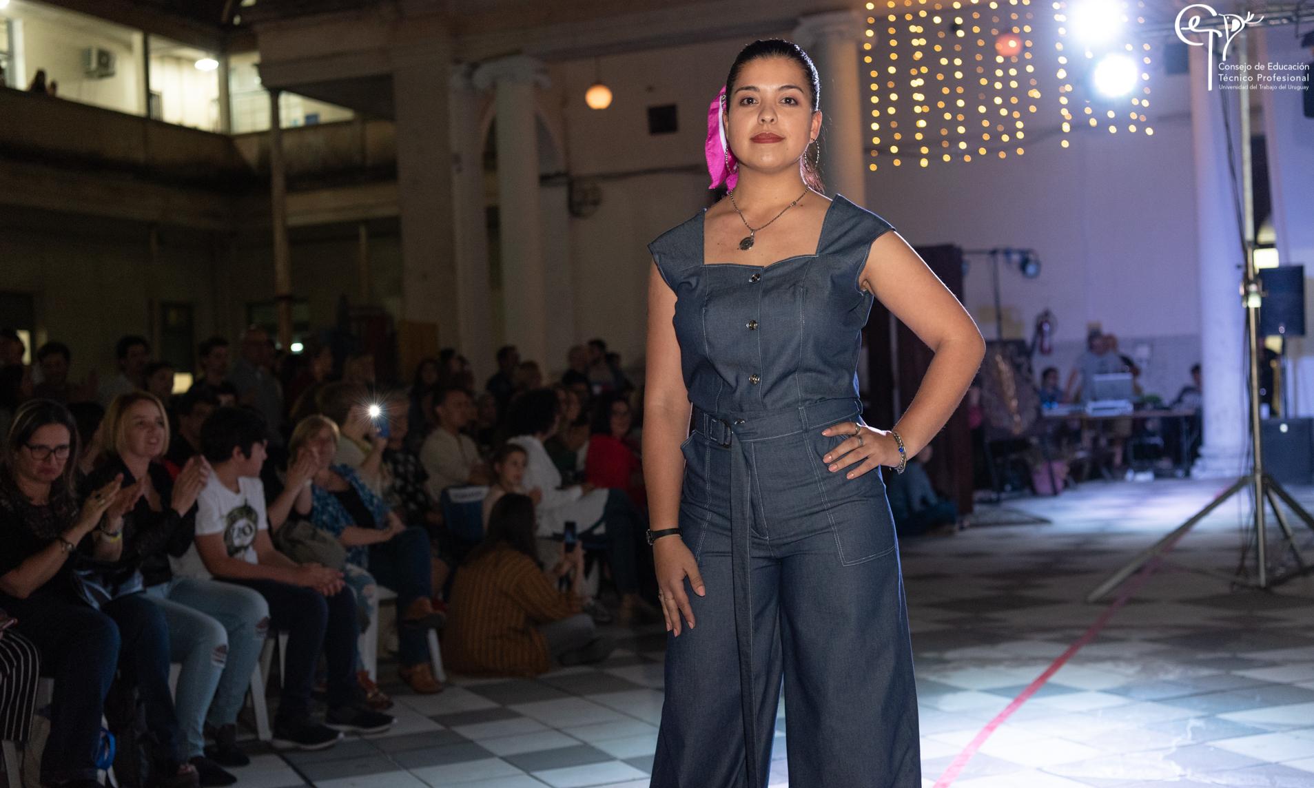 Desfile vestimenta Escuela Técnica Palermo