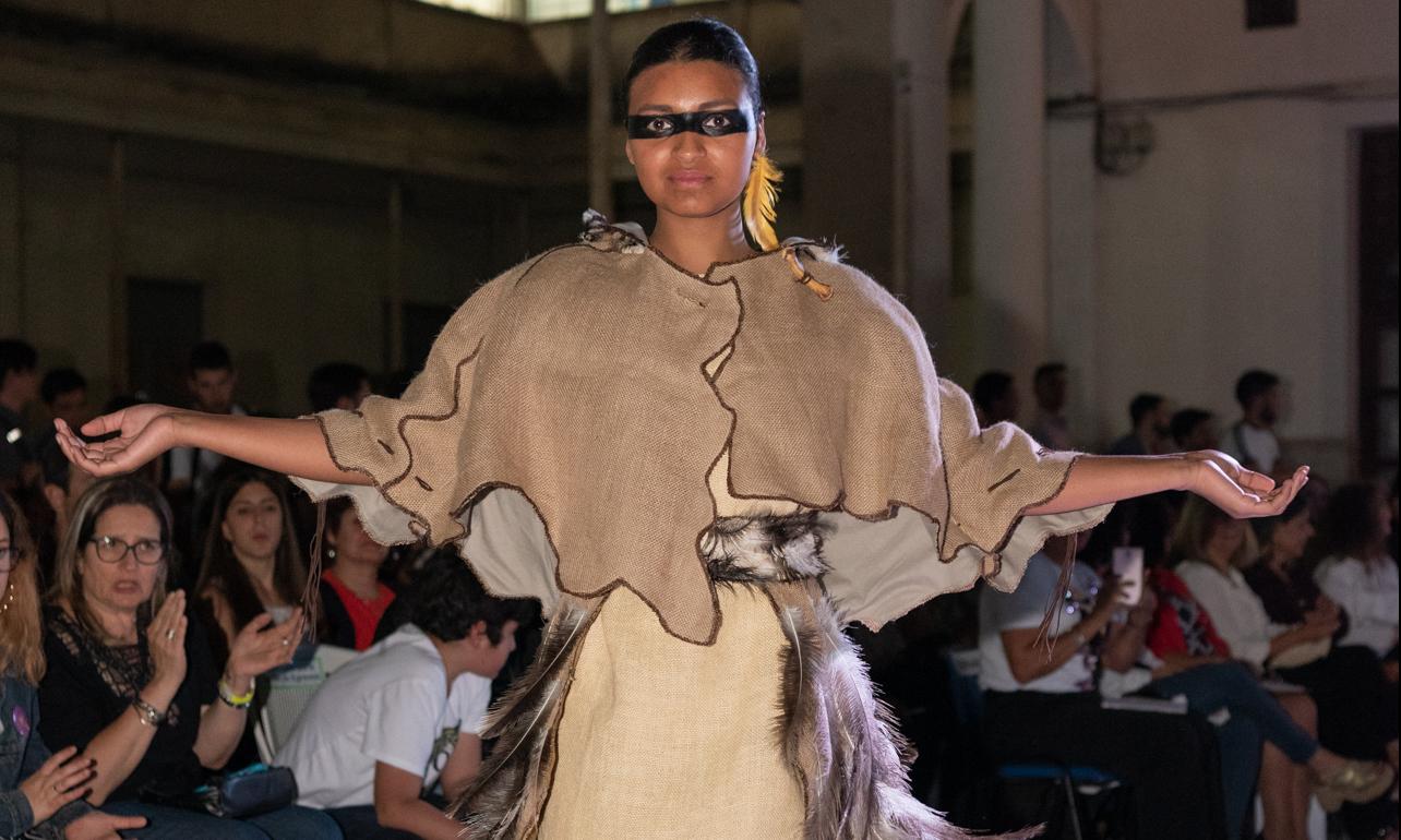 Desfile vestimenta Escuela Técnica Palermo