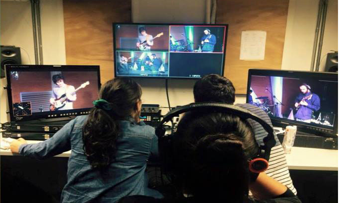 Estudiantes editando