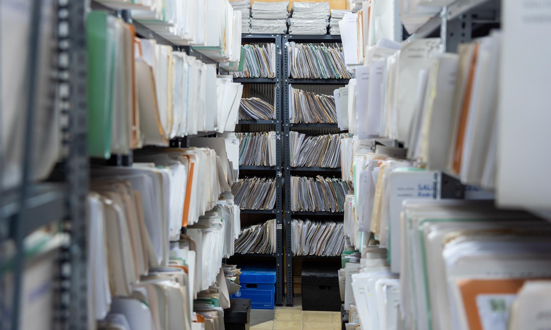 Expedientes en una sala de archivo