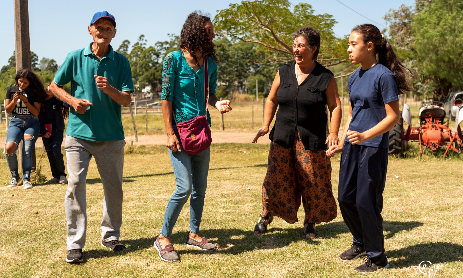 Familiares de estudiantes bailando