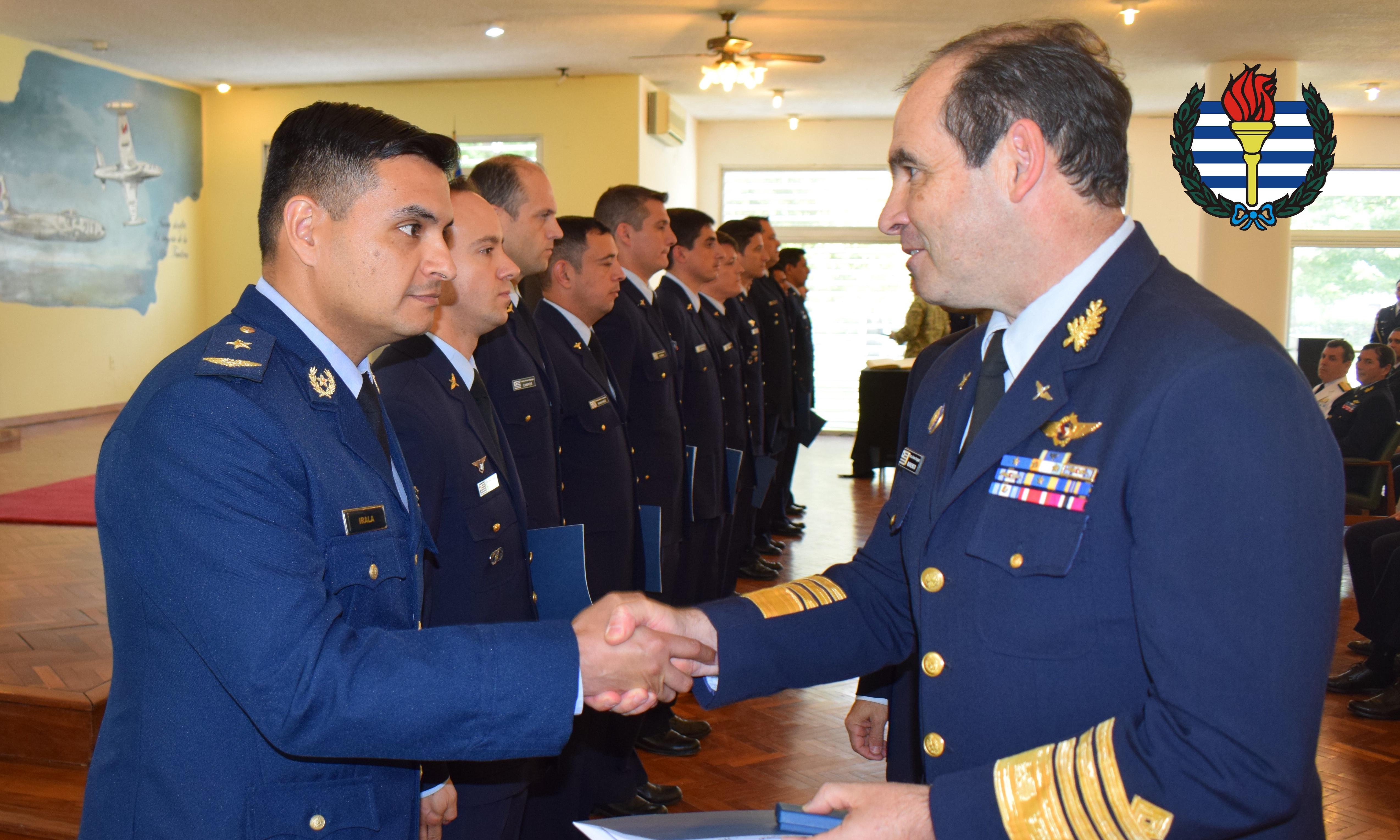 Militares recibiendo diplomas de cursos realizados
