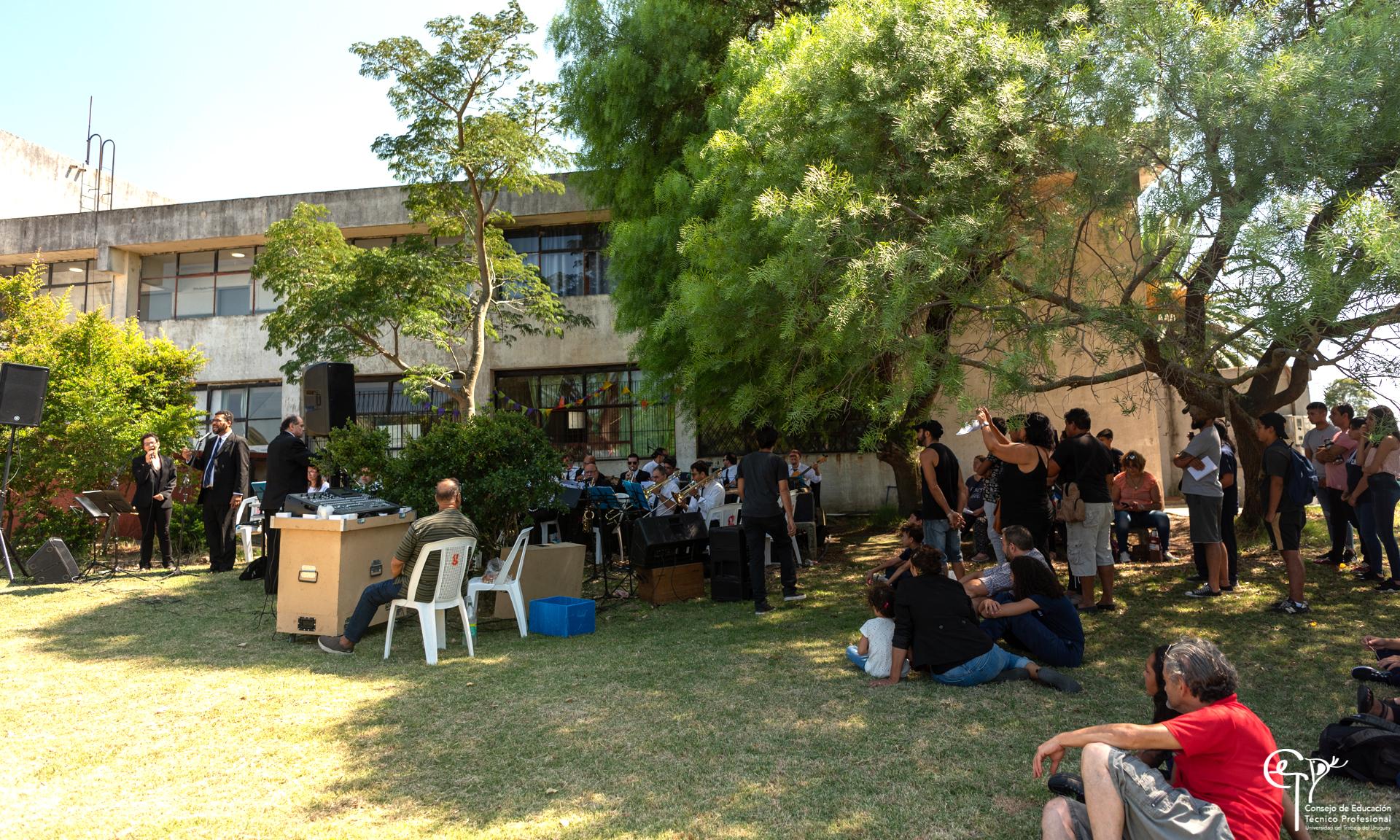 La orquesta de UTU, alumnos y familiares
