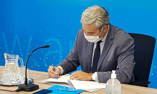 Prof. Silva firma convenio anep-cseu