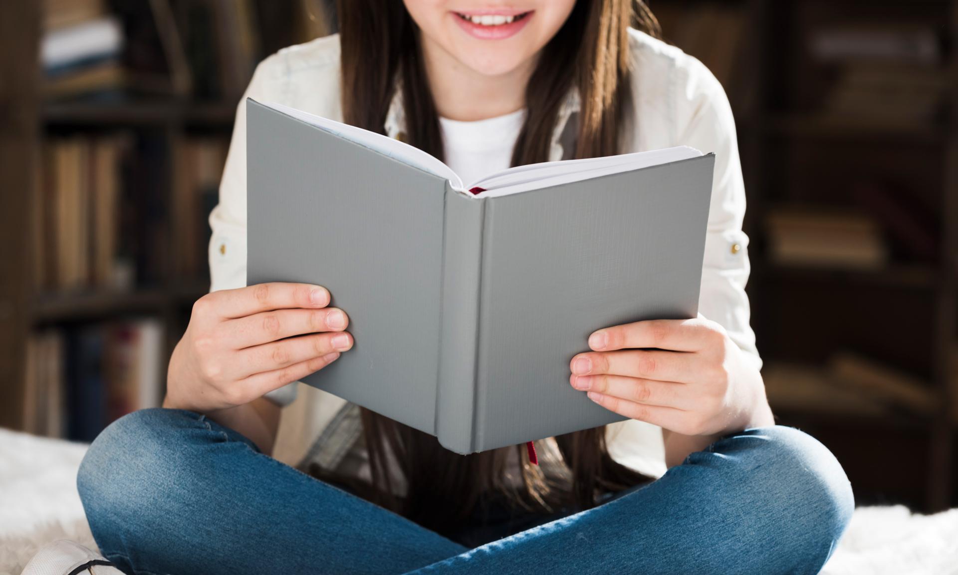 Joven leyendo un libro.