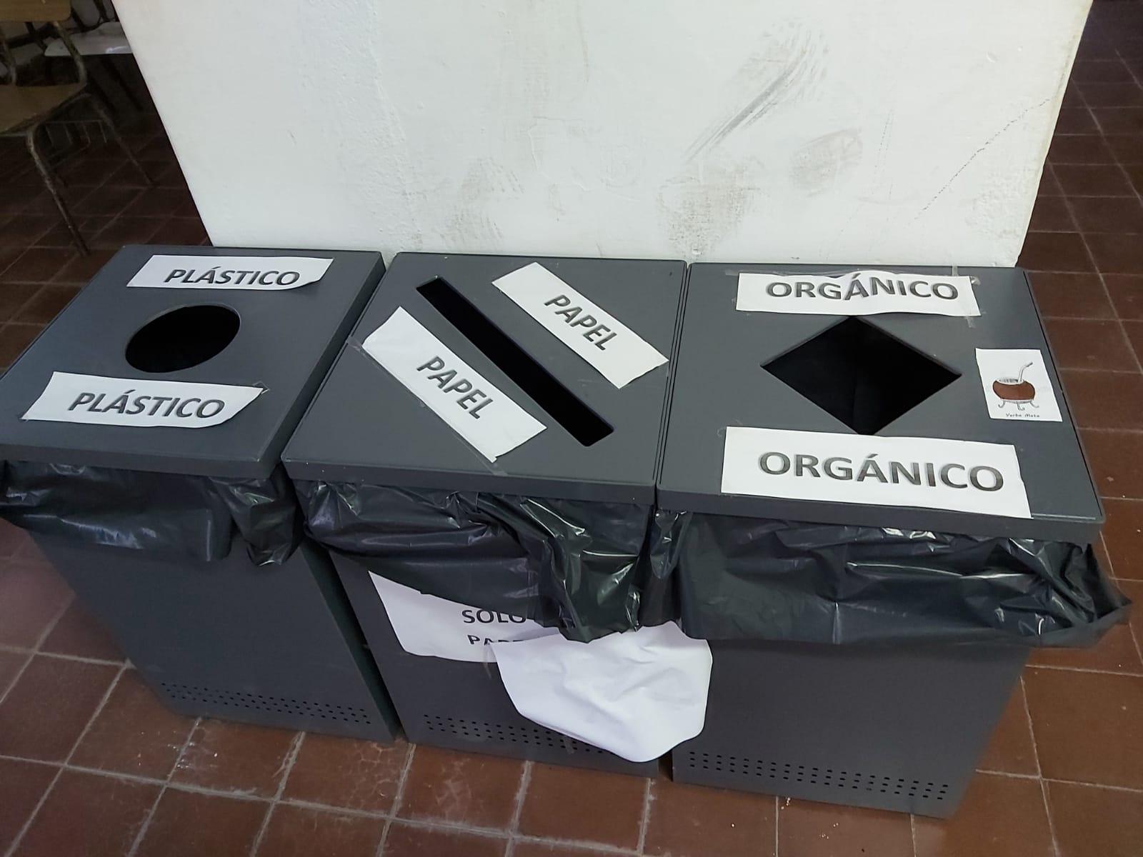 Papeleras para reciclaje diferenciadas en la Escuela Técnica Treinta y Tres II