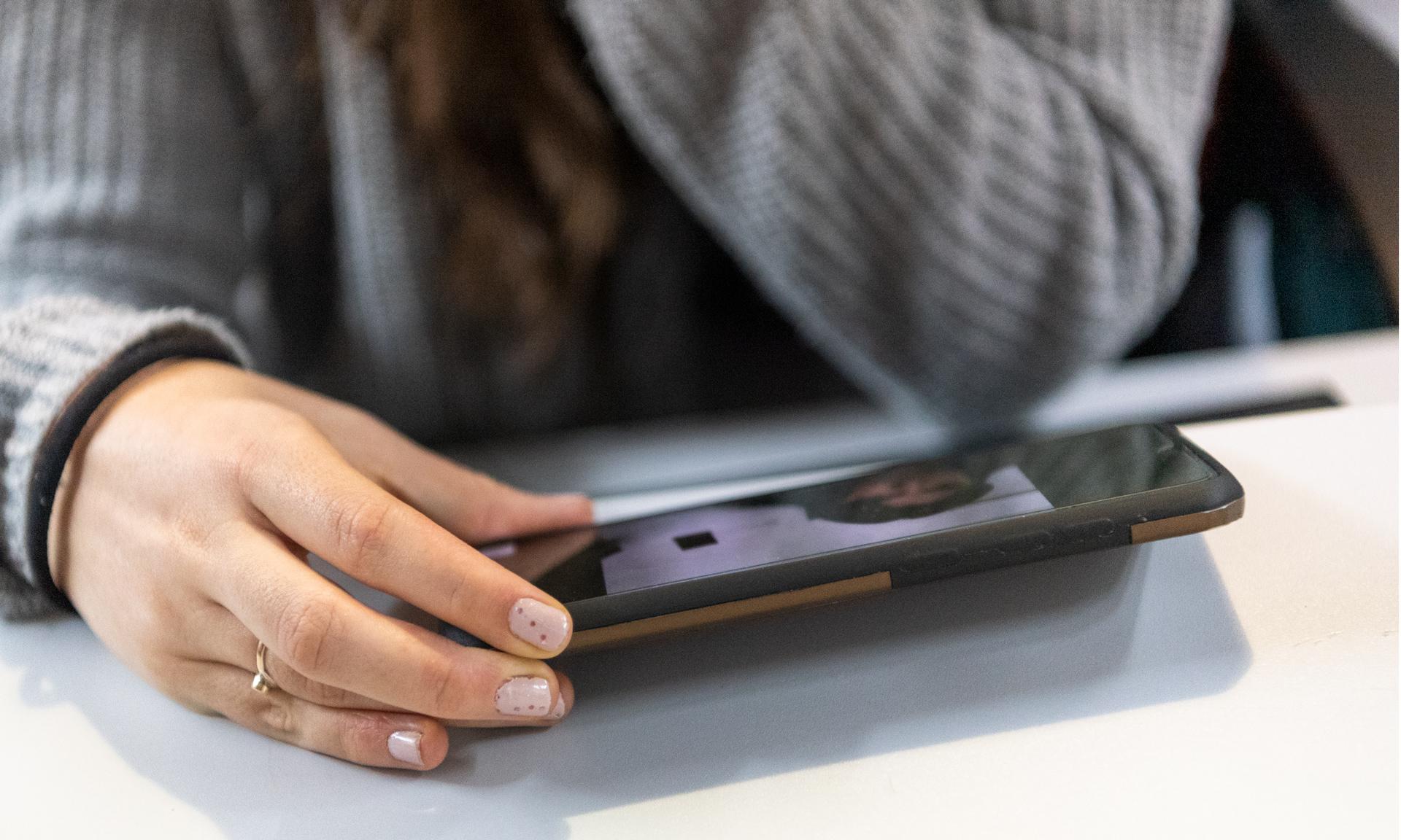 Persona mirando la pantalla de un teléfono móvil.