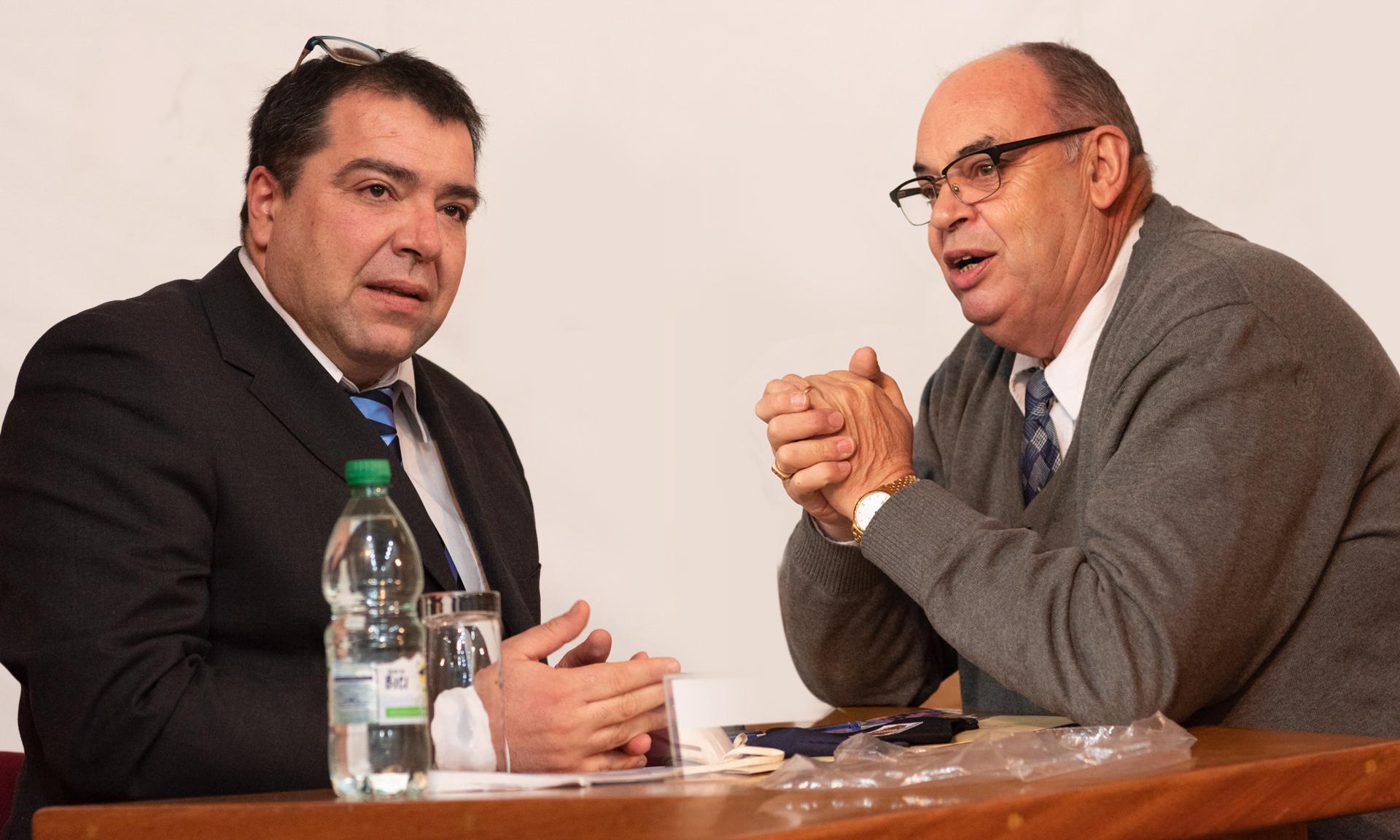Mag. Pablo Melgar, Director de Comunicaciones (izquierda), y Dr. José Enrique Charquero, Director de Gestión Humana (derecha), en el acto de toma de posesión.