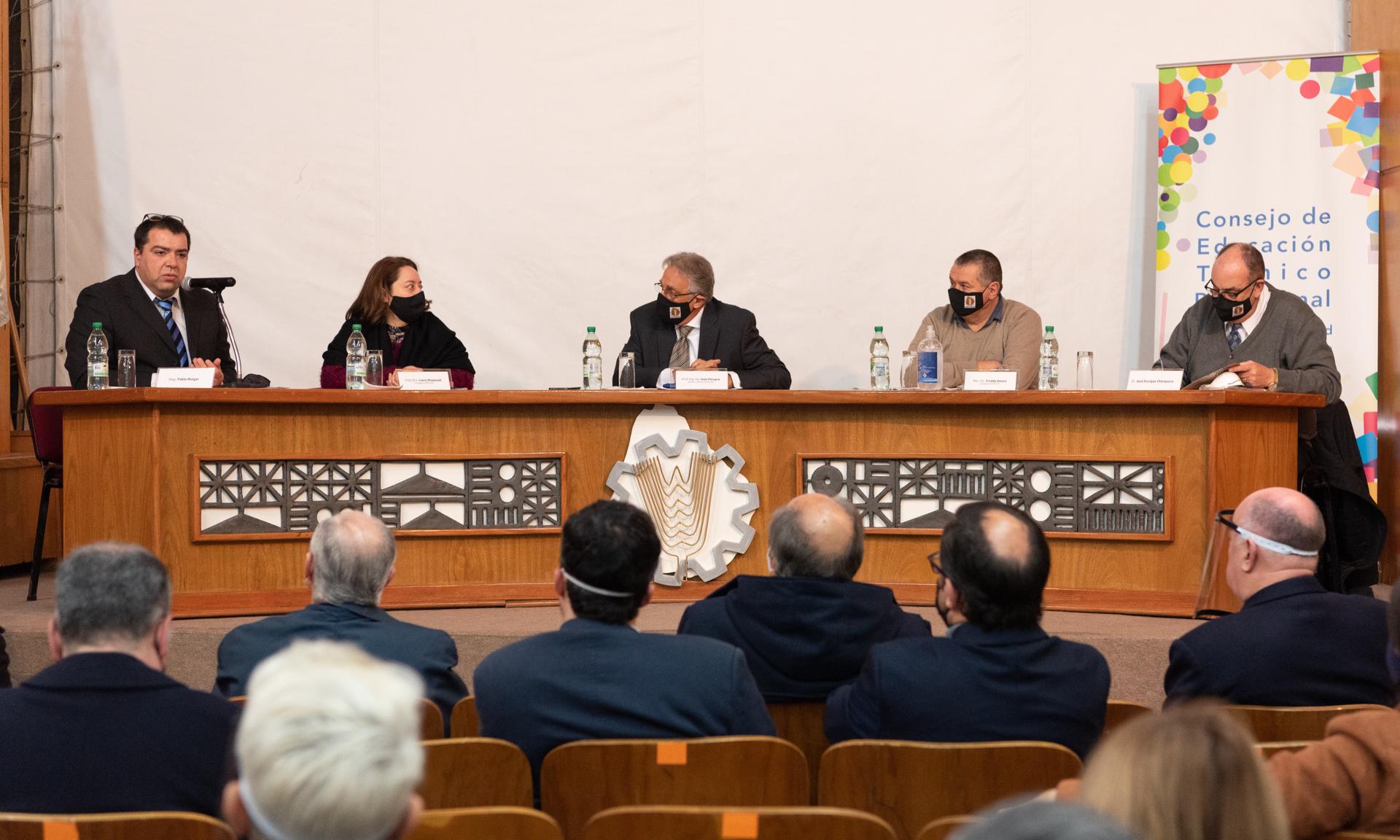 Estrado del Salón de Actos del CETP-UTU con la presencia de autoridades e invitados a la toma de posesión.