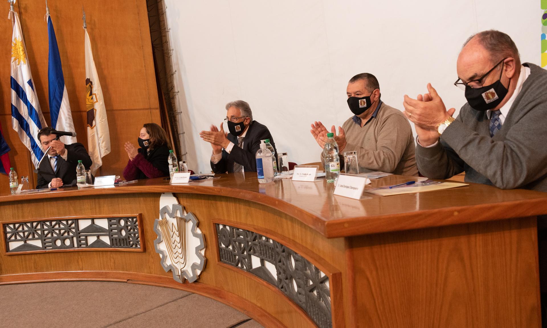 Aplausos de las autoridades durante el acto de toma de posesión en el Salón de Actos del CETP-UTU.