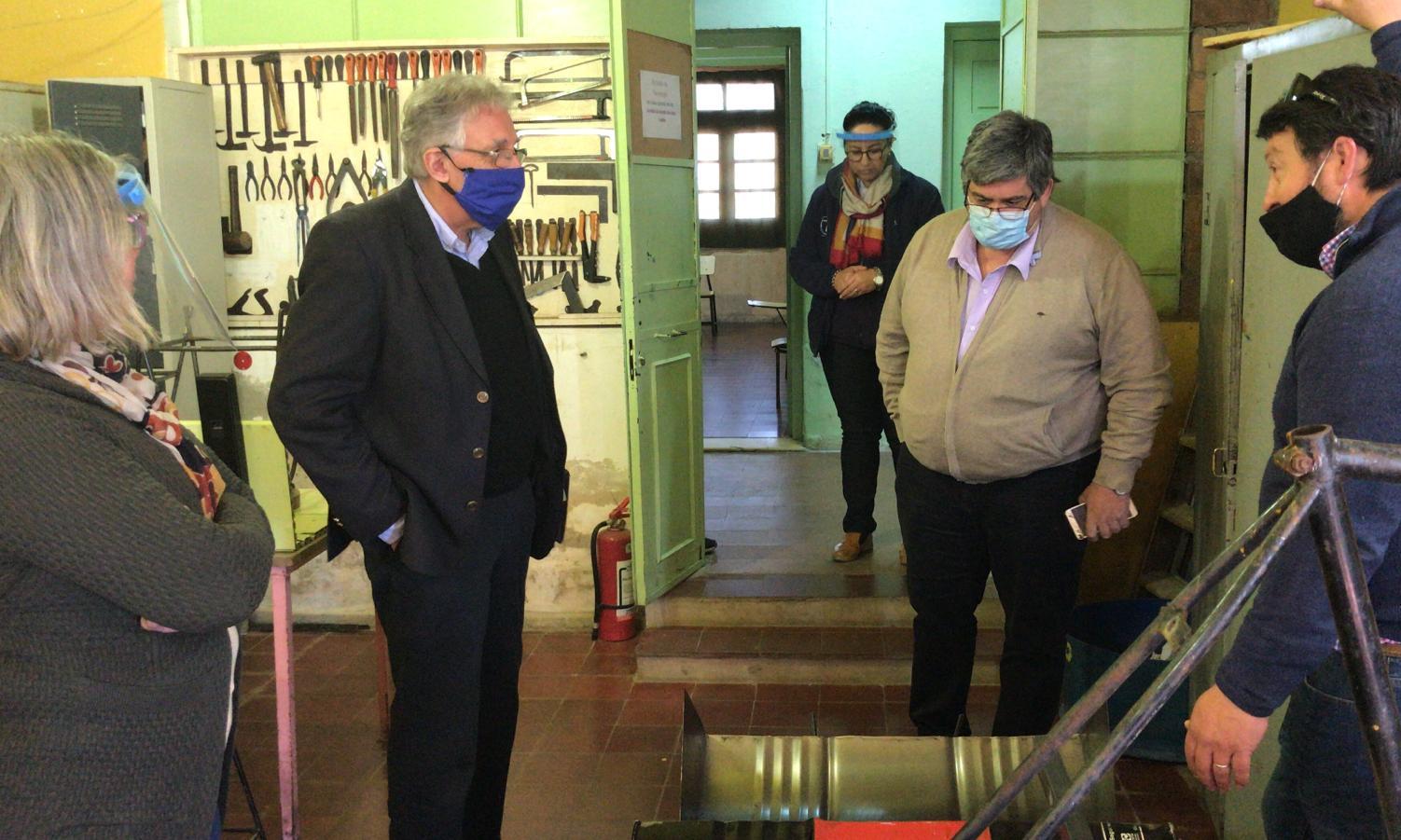 Director General de UTU, Ing. Agr. Juan Pereyra, en dialogo con autoridades en la Escuela Técnica de Villa Soriano.