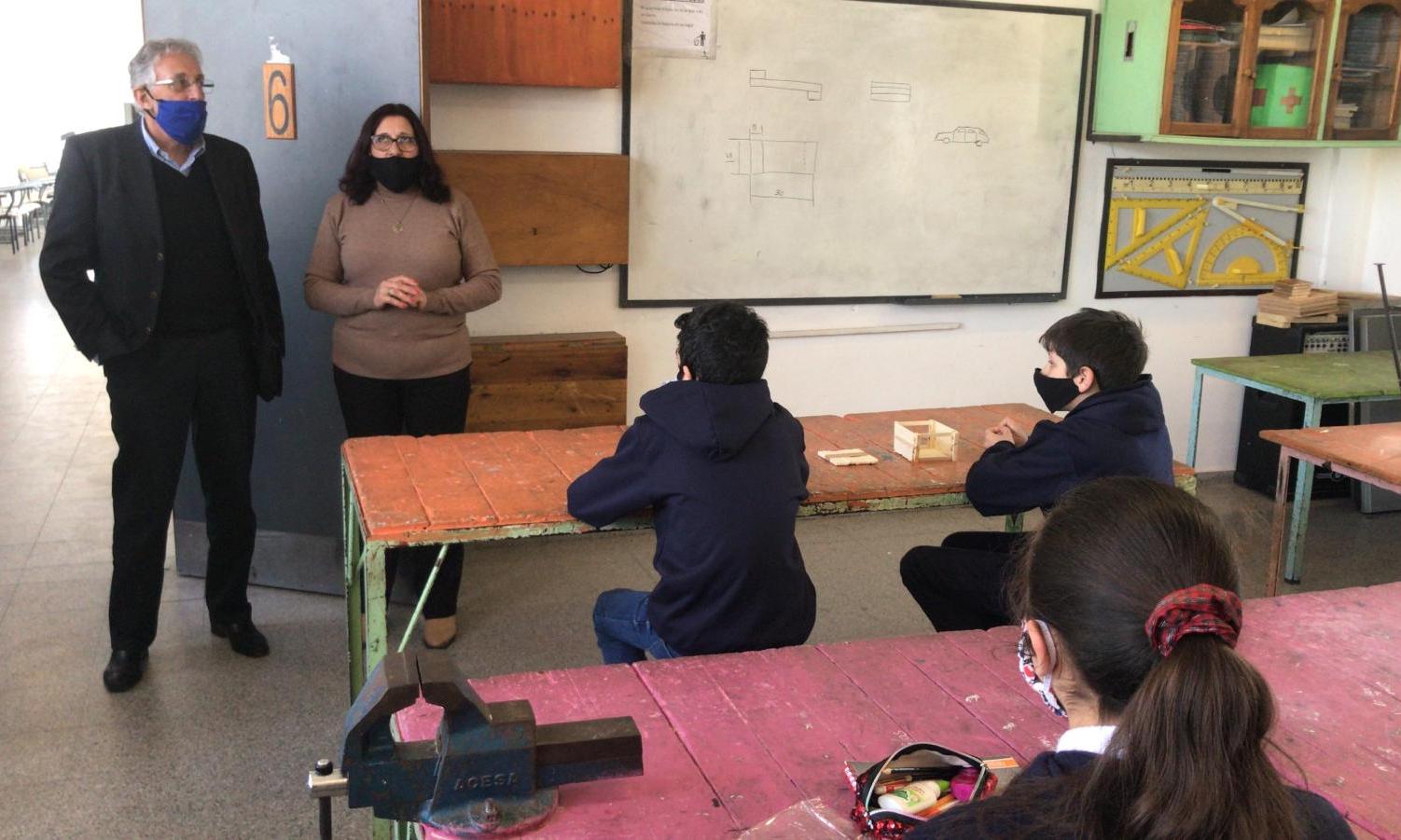Director General de UTU, Ing. Agr. Juan Pereyra, en visita de un salón de clase con docente y alumnos en la Escuela Técnica de Dolores (Soriano).