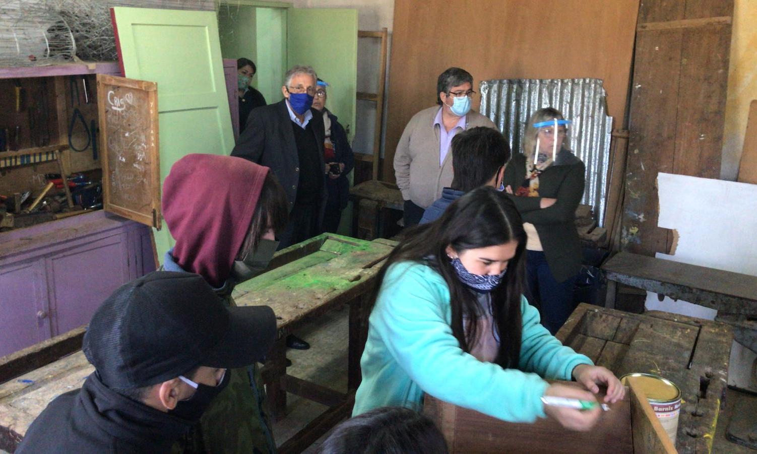 Director General de UTU, Ing. Agr. Juan Pereyra, presenciando el trabajo práctico de estudiantes de la Escuela Técnica de Villa Soriano.