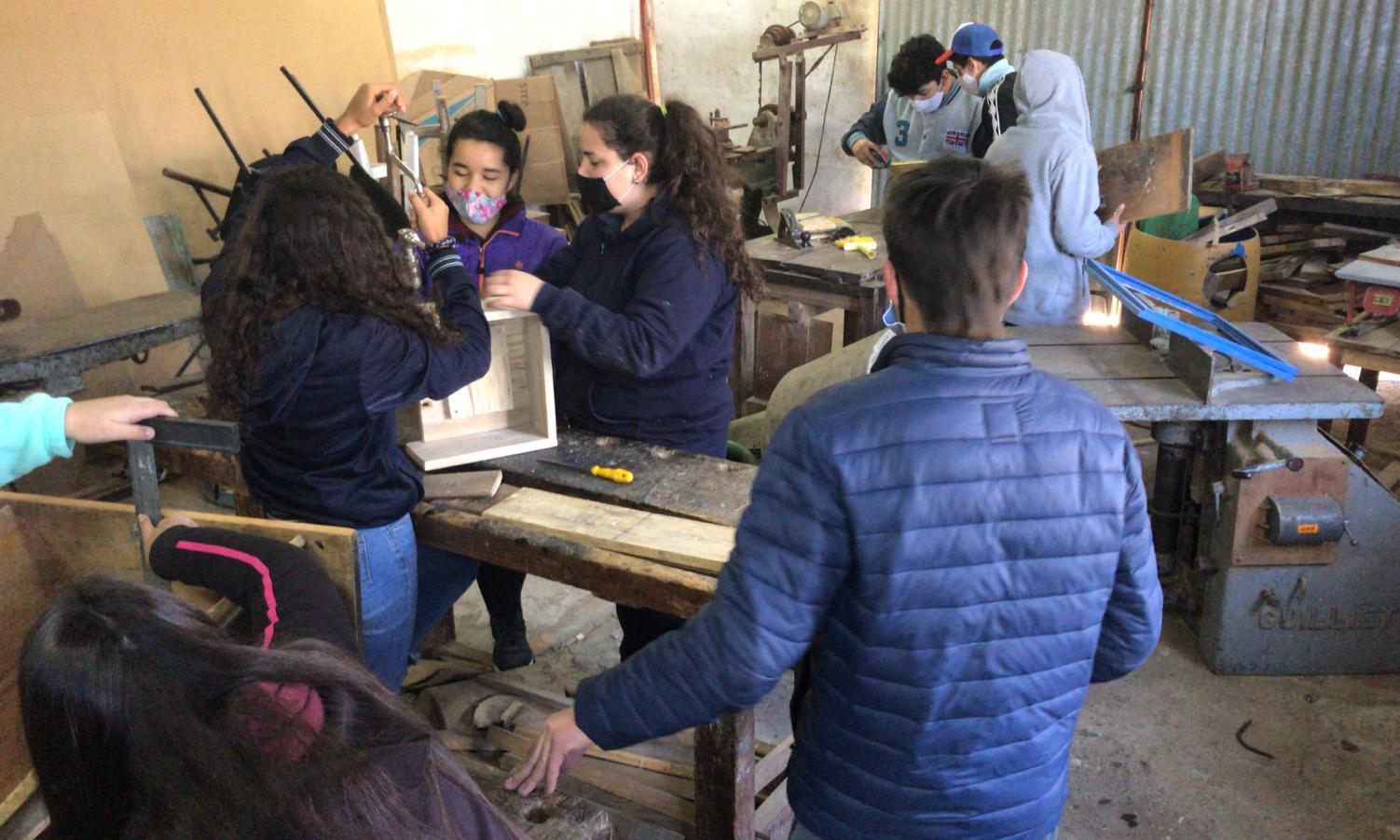Estudiantes de la Escuela Técnica de Villa Soriano realizando trabajos de prácticos en Taller.