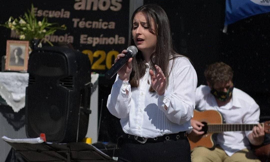 Actuación musical durante el acto conmemorativo por los 100 años de la Escuela Técnica "María Espínola Espínola" de San José.
