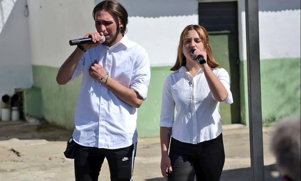 Actuación de estudiantes durante el acto conmemorativo por los 100 años de la Escuela Técnica "María Espínola Espínola" de San José.