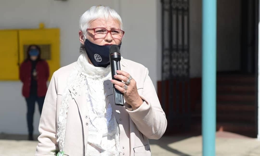 La Directora de la Escuela Técnica "María Espínola Espínola", Adriana Delgado, haciendo uso de la palabra durante el acto conmemorativo por los 100 años del centro educativo.