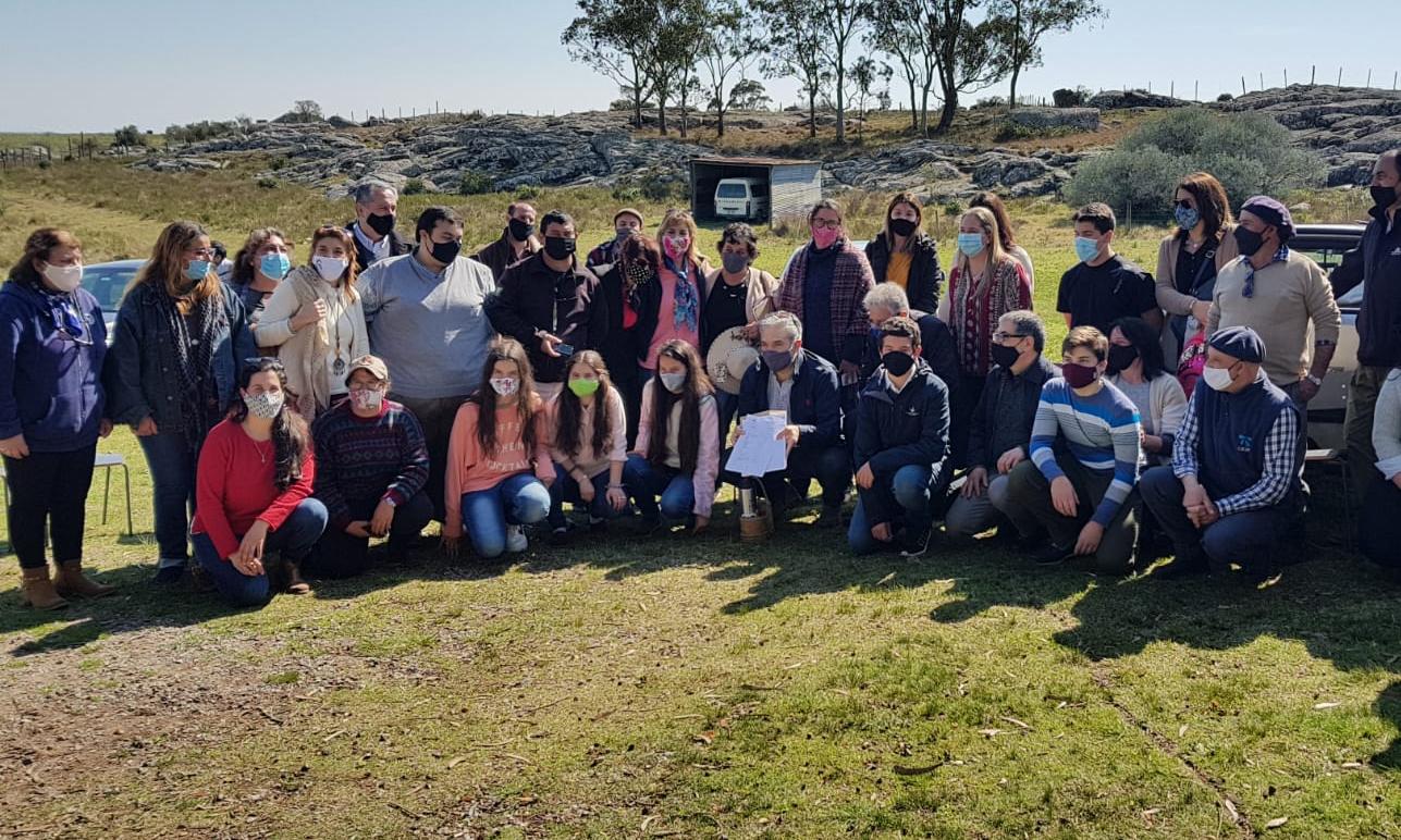 Foto de familia tras la reunión entre el Presidente del Codicen, Robert Silva, el Director General de UTU, Juan Pereyra, autoridades departamentales de Lavalleja y referentes de otros organismos, en la Escuela Agraria de Cerro Pelado. Fuente: ANEP.