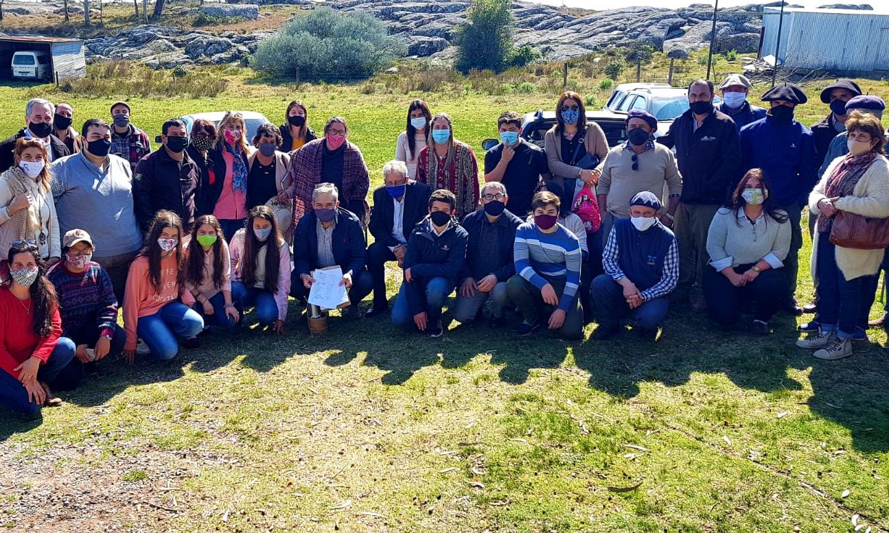 Foto de familia tras la reunión entre el Presidente del Codicen, Robert Silva, el Director General de UTU, Juan Pereyra, autoridades departamentales de Lavalleja y referentes de otros organismos, en la Escuela Agraria de Cerro Pelado. Fuente: ANEP.