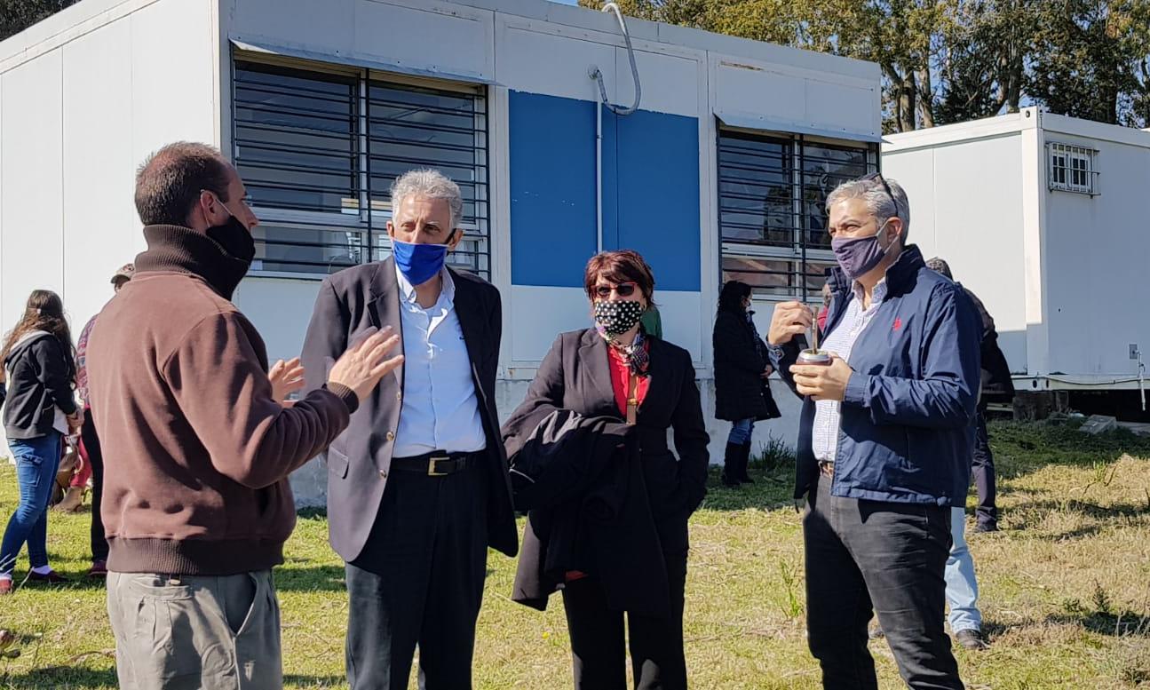 Director General de UTU, Juan Pereyra, y Presidente del Codicen, Robert Silva, en dialogo con autoridades y referentes en la Escuela Agraria de Cerro Pelado (Lavalleja). Fuente: ANEP.