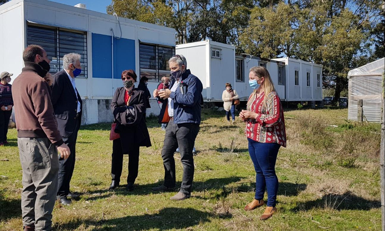Director General de UTU, Juan Pereyra, y Presidente del Codicen, Robert Silva, en dialogo con autoridades y referentes en la Escuela Agraria de Cerro Pelado (Lavalleja). Fuente: ANEP.