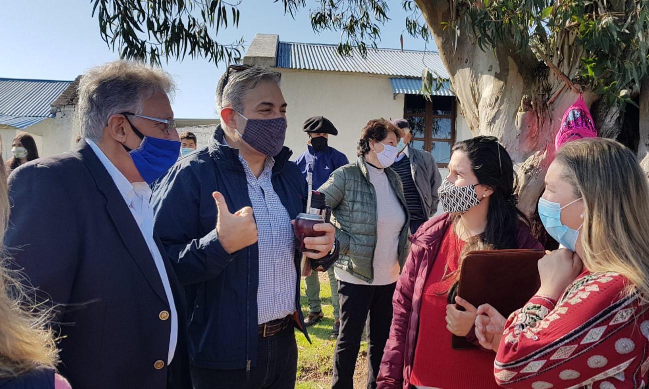 Director General de UTU, Juan Pereyra, y Presidente del Codicen, Robert Silva, en dialogo con autoridades y referentes en la Escuela Agraria de Cerro Pelado (Lavalleja). Fuente: ANEP.