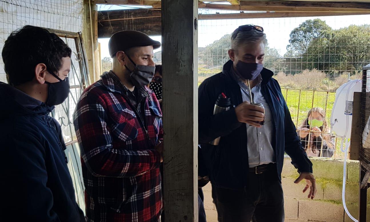 Presidente del Codicen, Robert Silva, junto a docentes y alumnos en la Escuela Agraria de Cerro Pelado (Lavalleja). Fuente: ANEP.
