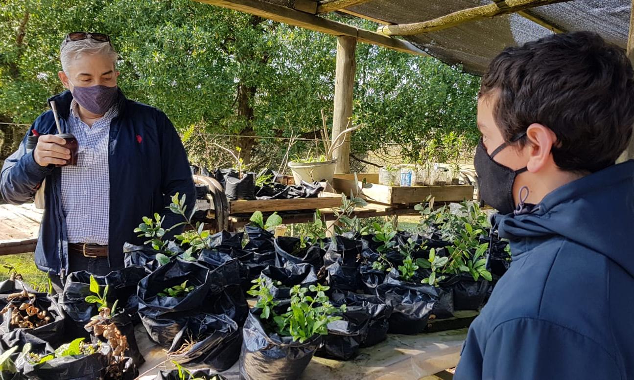 Presidente del Codicen, Robert Silva, durante la recorrida en la Escuela Agraria de Cerro Pelado (Lavalleja). Fuente: ANEP.
