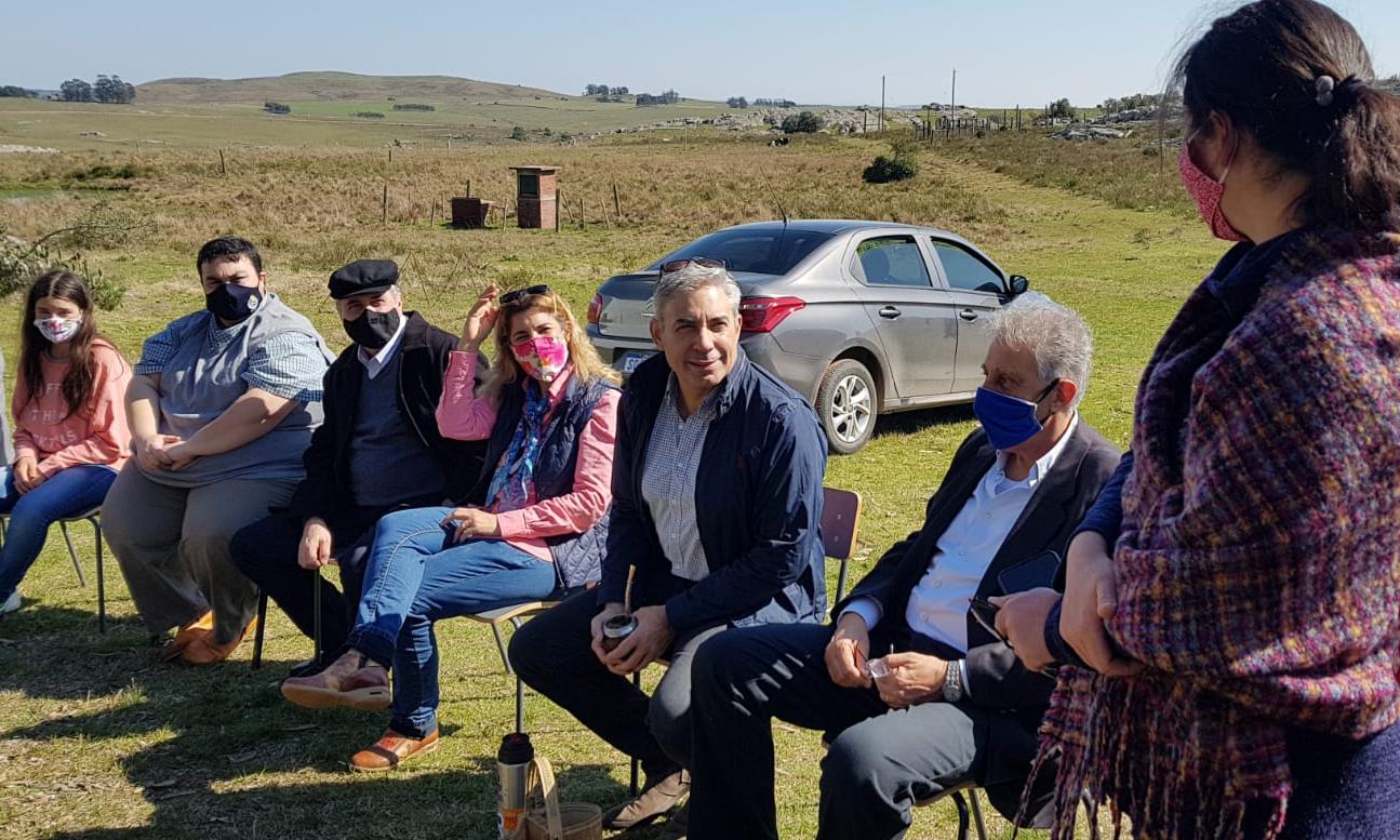 Presidente del Codicen, Robert Silva, y Director General de UTU, Juan Pereyra, reunidos con autoridades departamentales de Lavalleja y referentes de otros organismos, en la Escuela Agraria de Cerro Pelado. Fuente: ANEP.