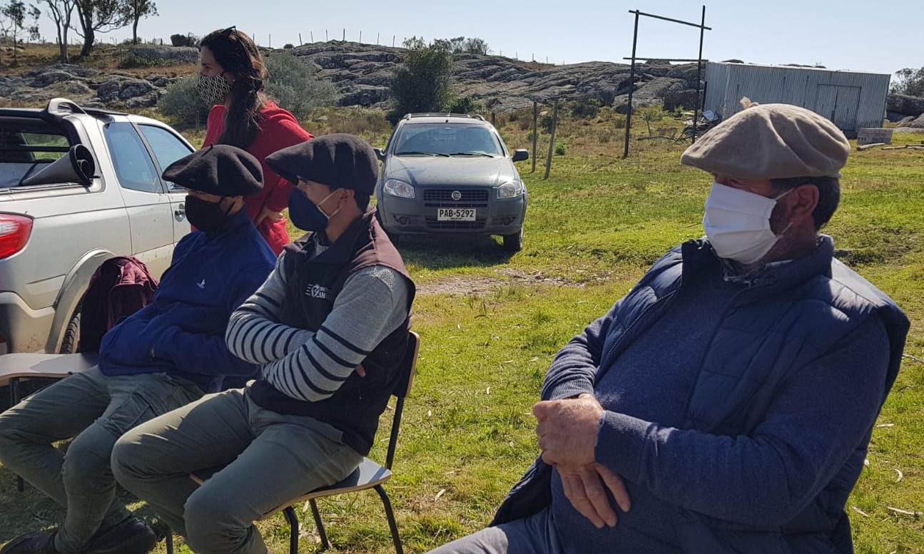 Referentes de la Escuela Agraria de Cerro Pelado (Lavalleja) durante la reunión. Fuente: ANEP.