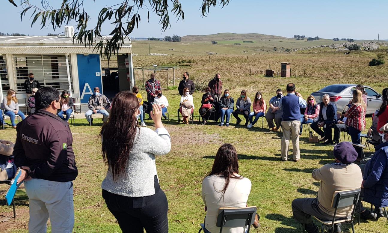 Vista panorámica de la reunión entre el Presidente del Codicen, Robert Silva, el Director General de UTU, Juan Pereyra, autoridades departamentales de Lavalleja y referentes de otros organismos, en la Escuela Agraria de Cerro Pelado. Fuente: ANEP.
