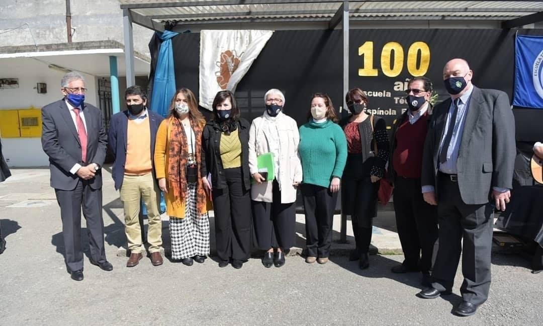 Autoridades del CETP-UTU y de la Escuela Técnica "María Espínola Espínola" de San José, en foto de familia durante acto conmemorativo por los 100 años.
