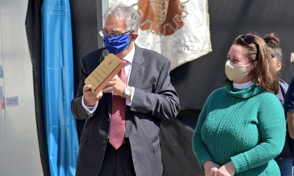 El Director General del CETP-UTU, Ing. Agr. Juan Pereyra, durante descubrimiento de la placa conmemorativa en homenaje por los 100 años de la Escuela Técnica "María Espínola Espínola" de San José.