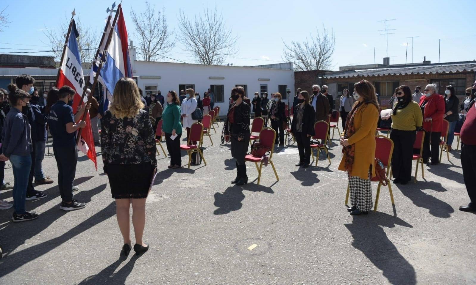 Invitados durante entonación del himno nacional en acto conmemorativo por los 100 años de la Escuela Técnica "María Espínola Espínola" de San José.