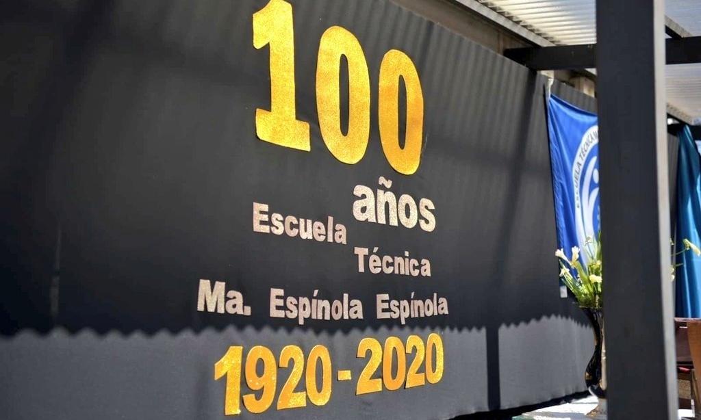 Cartel en el escenario del acto por los 100 años de la Escuela Técnica "María Espínola Espínola" de San José.