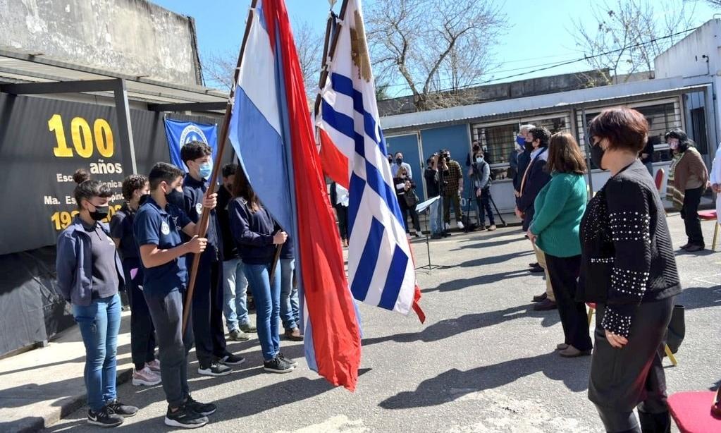Estudiantes abanderados de la Escuela Técnica "María Espínola Espínola" de San José y autoridades en primera fila de presentes durante acto conmemorativo por los 100 años del centro educativo.