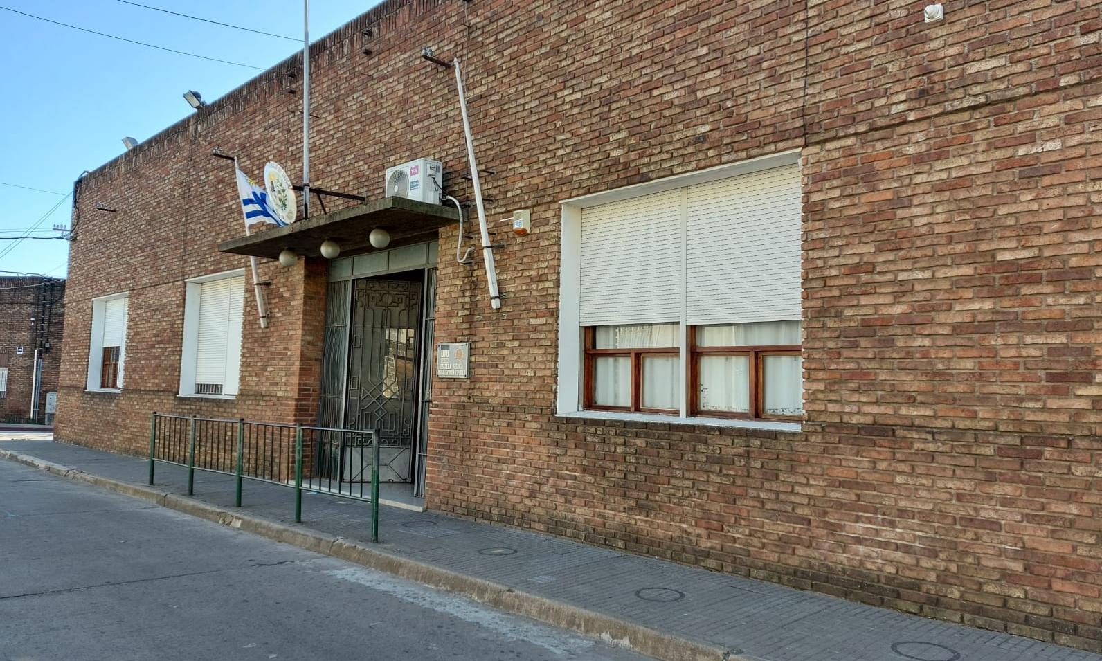 Fachada dE la Escuela Técnica "María Espínola Espínola" de San José.